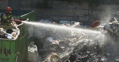 Płonie sortownia śmieci i materiałów pobudowlanych na Siekierkach