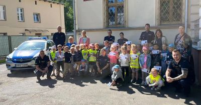 Dzieci z przedszkola nr 1 im. Małych Odkrywców odwiedziły Komisariat Policji w Obornikach Śląskich